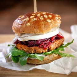 Francouzský burger s kozím sýrem, marmeládou z červené cibule a rukolou (vegetariánský)